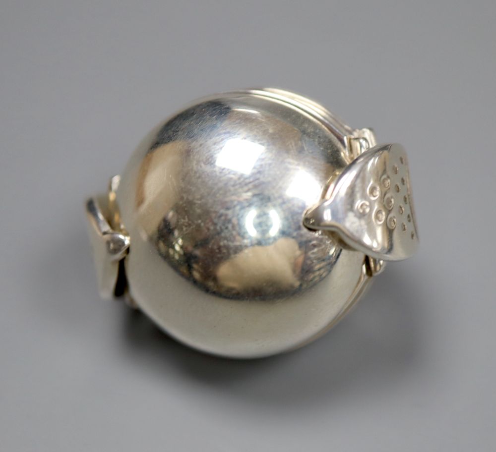 A modern 925 metamorphic hinged sphere pendant, opening to reveal four miniature photograph frames, 27mm.